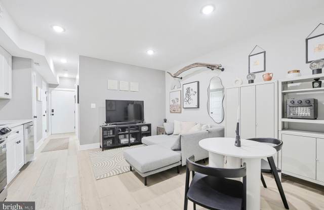 Photo of 1144 OWEN Place NE unit: 1