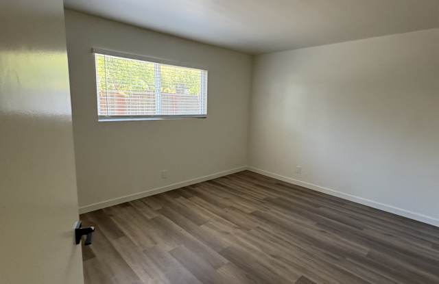 516 East Oak Street - B