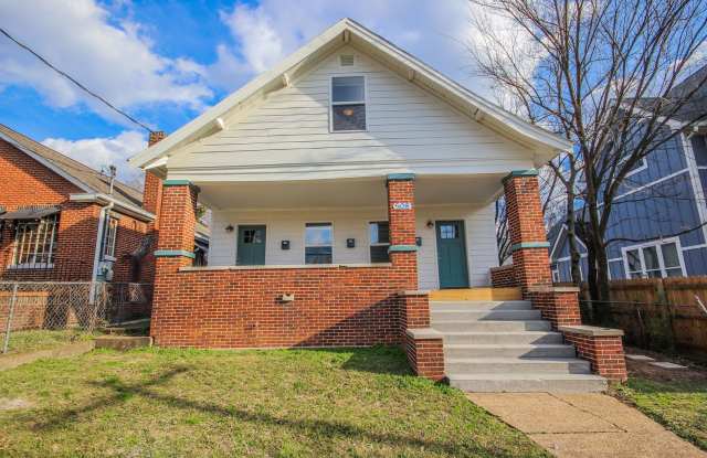 Highland Park Living with Private Deck & Updated 2BR Near Downtown Chattanooga