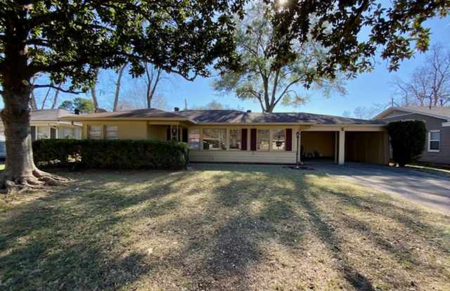 3 Bedroom 1.5 Bath Home Available in Broadmoor Neighborhood!