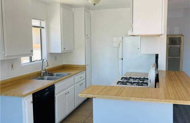 Photo of 17082 Chatsworth Street