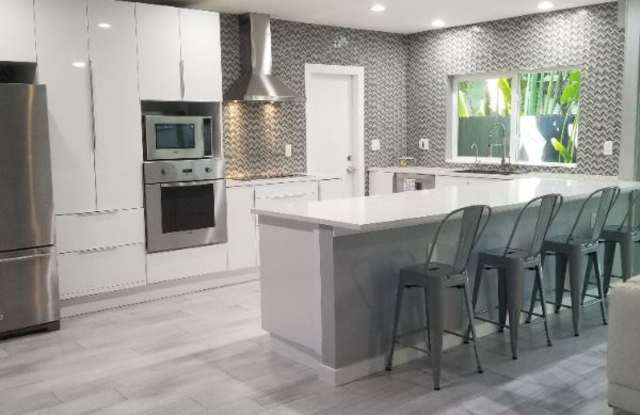 1715 NE 11th St Full Unit