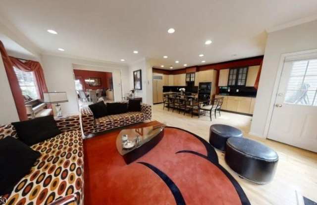 711 Binghampton Ln