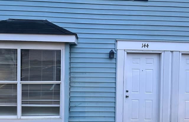 4 bedroom 2.5 bathroom Townhouse