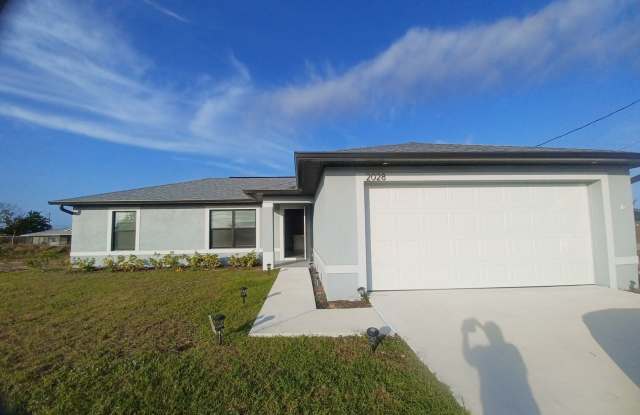 3/2  Close to Pine Island Road