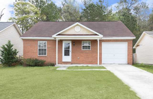 3 Bedroom, 2 Bath Home with Fully Fenced Yard – Pet Friendly!