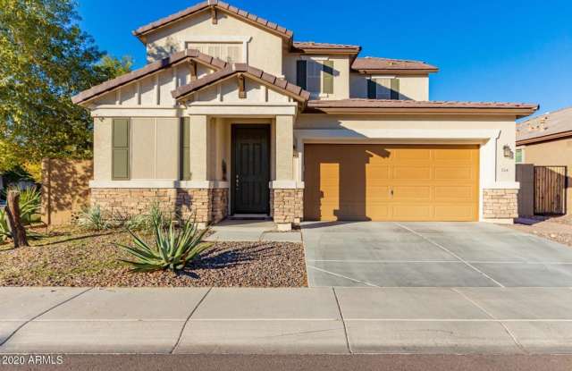 Stunning 3 bedroom plus Den with 2.5 bathrooms. Come, show  rent today!!! End property!!! Good yard!!!