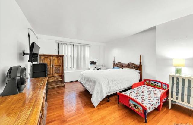 4705 Henry Hudson Parkway W unit: 7F