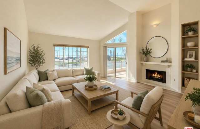 574 Island View Cir