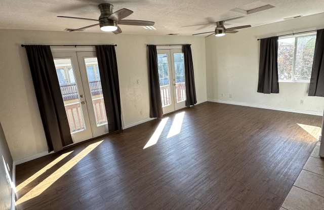 1405 East MacKenzie Drive