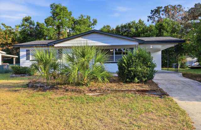 Charming Florida 2 Bedroom Bungalow with an Additional Bonus/Sunroom, Covered Parking  Patio