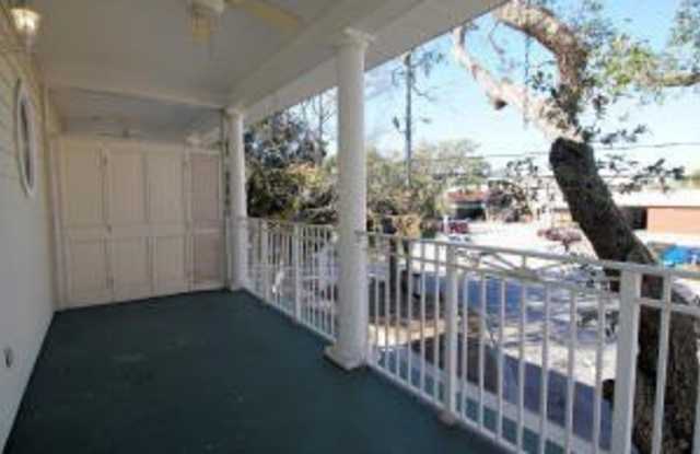 165 SE Brooks Street unit: F