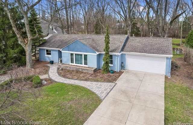 Photo of 2905 W HICKORY GROVE Road