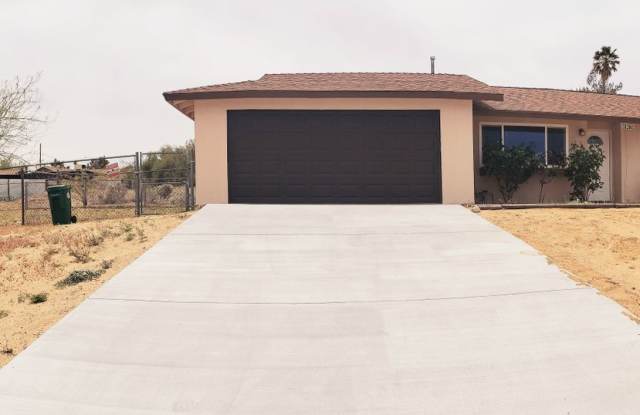 Photo of 3 Bedroom 2 Bath home with Garage in the heart of JT!!