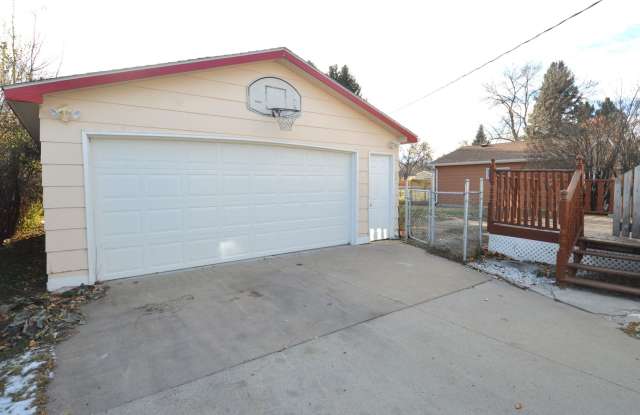 Huge 4 Bed 2 Bath Single Family Home! Rent Special - $500 off 1 months rent!