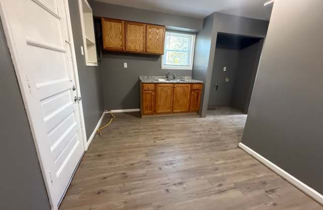2 bedroom home - Ferguson - Remodeled -1st floor laundry
