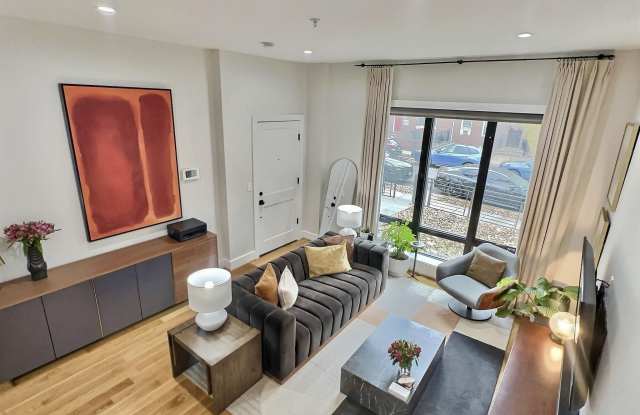 Photo of 1420 STAPLES Street NE unit: 1