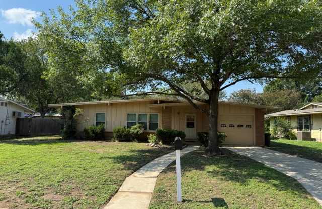 Photo of Welcome to this charming 3-bedroom, 1.5-bathroom home with easy access to FT. SAM, BAMC, RANDOLPH AFB, and the airport