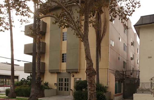 1201 N Mansfield Ave