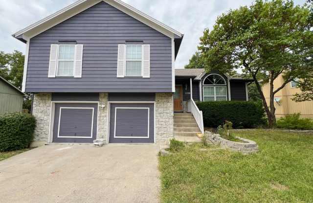 SEE IT NOW: Spacious 3-Bedroom Smart Home in Grandview!