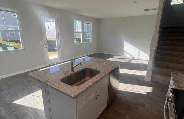 Beautiful 4BR 3 BA Home w/ Loft + Patio + View in Little River