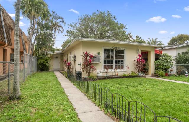 1915 Plunkett Street - B
