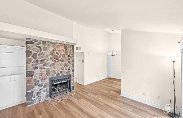 Beautiful 2BD/2BA W/ Reserved Parking and In-Unit Laundry in La Mesa!