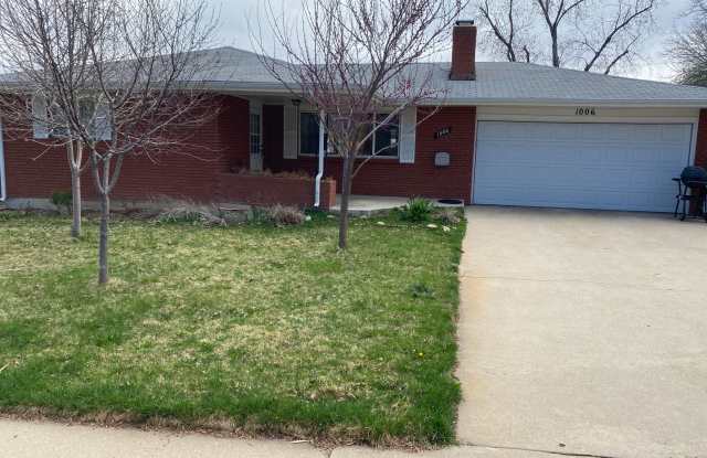 Charming 2 Bed / 1 Bath in PRIME Longmont Location – Garage + Yard + Fruit Trees