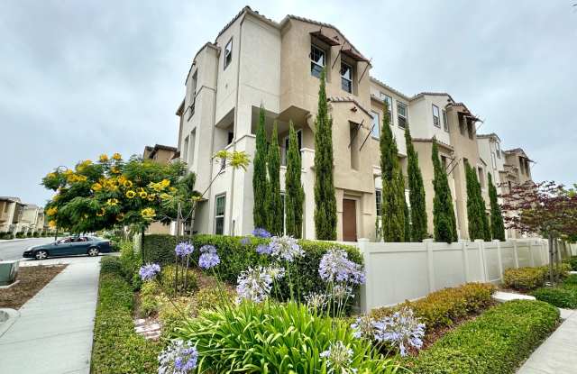 SD: Spacious 4BD/3.5BA Townhome in Oceanside with Community Pool, 2-Car Garage & Covered Balcony