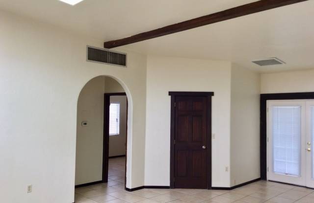 2 Bdrm/1Ba Duplex, A/C, washer  dryer Centrally located