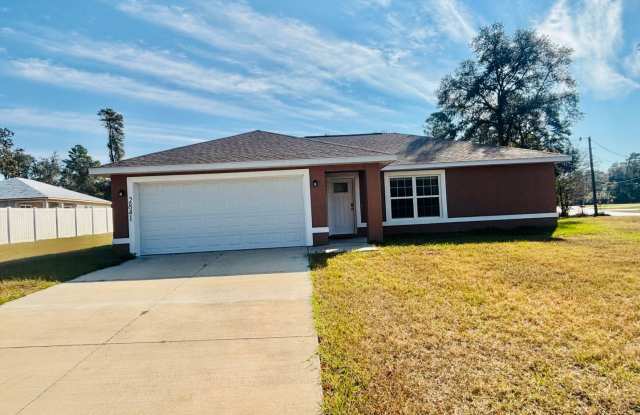 Custom Home - Desirable SW Ocala neighborhood 3/2/2 ** Wont Last**