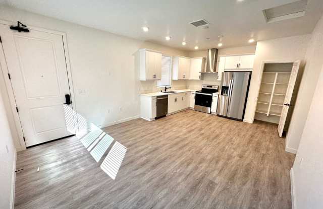 FIRST MONTH FREE! 2 Bedroom / 2 Bathroom on 2nd Floor in Mountain View!