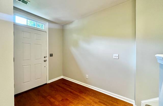 3 story 3/BR 2.5 BA in the heart of Cool Springs and minutes from the Factory in Franklin!