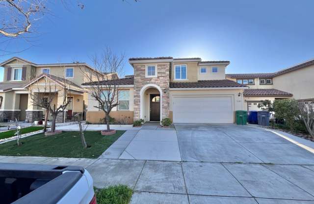 Beautiful 5 bed 3 1/2 bath with SOLAR! Great location!