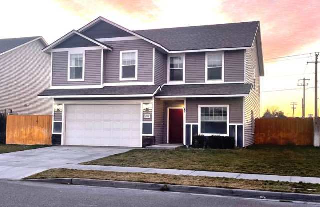 Charming Very Spacious 2-Story Home for Rent in Pasco, WA – Ideal Location Off Road 68!