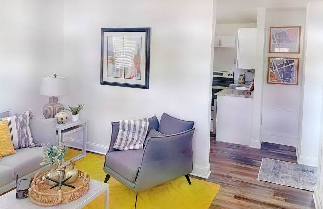 "Experience Urban Living at its Finest at The Flats at 2200!/"¡Experimenta la Vida Urbana en su Máxima Expresión en The Flats at 2200!