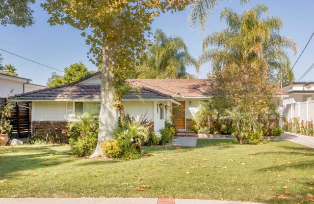 Beautiful 3 bed, 3 bath Woodland Hills pool home - 22927 West Oxnard Street, Los Angeles, CA 91367