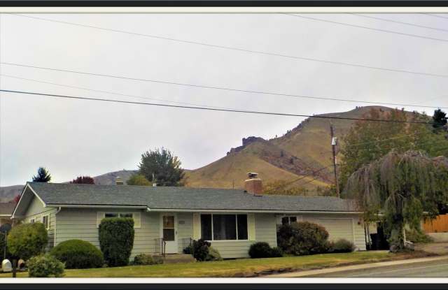 Oversized (@ whopping 2,600+ Sq. Ft.), Beautifully Charming 3-Bed, 2-Bath Home in Wenatchee!!