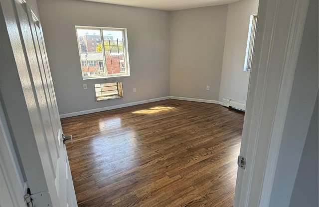 8906 S Conduit Avenue