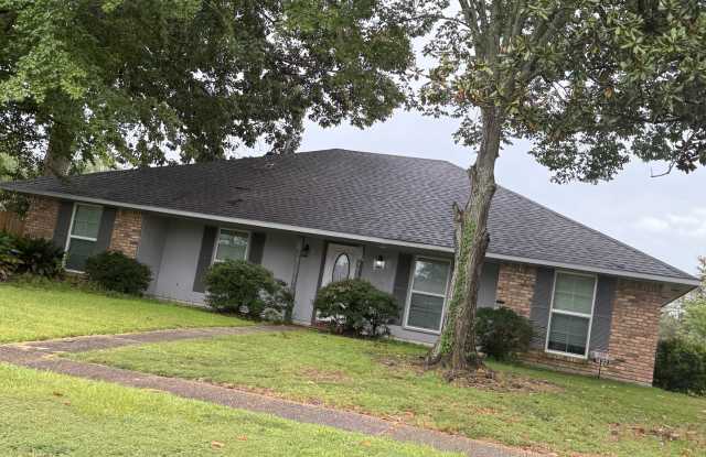 Available now! This one of a kind Rental in Kenilworth neighborhood 3/2 and 2/1.5 Home