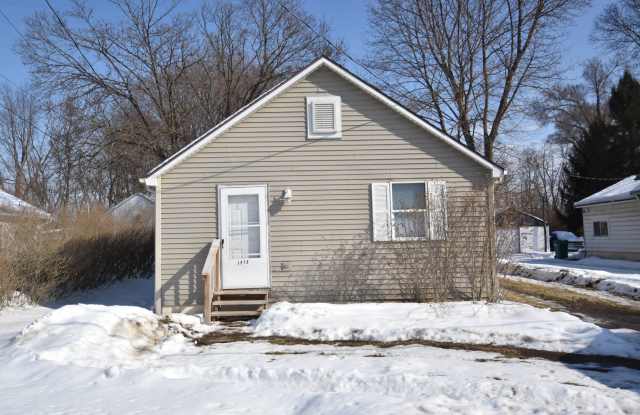 Mishawaka North-east 2 bedroom and 1 bath home on a large lot