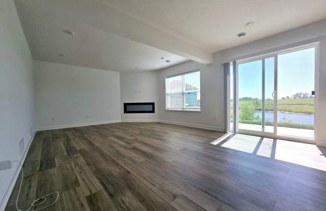 Charming 3BR Townhome in Hamel