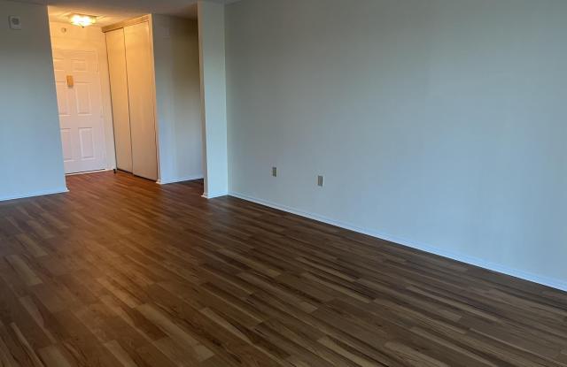 15101 INTERLACHEN Drive unit: 1-819