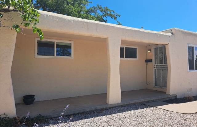 3 BED 2 BATH SINGLE FAMILY HOME IN *CONVENIENTLY* LOCATED ALBUQUERQUE NEIGHBORHOOD!