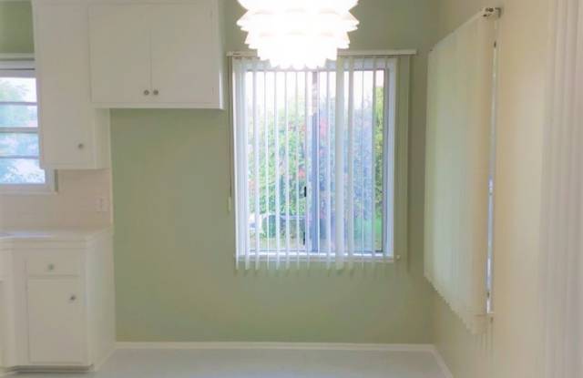 SUNNY TWO BEDROOM ONE BATH Apartment ***