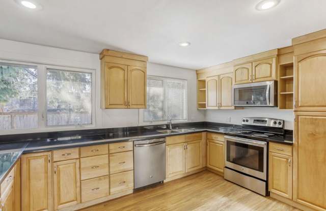 Photo of Amazing 3bed/1.5bath with Attached Garage in Kirkland!