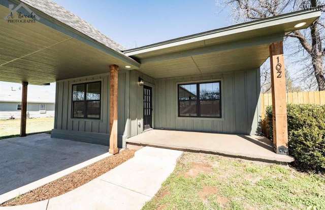 102 W MAGNOLIA AVENUE