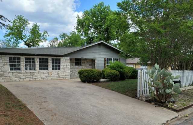 FOR LEASE!! Great location!