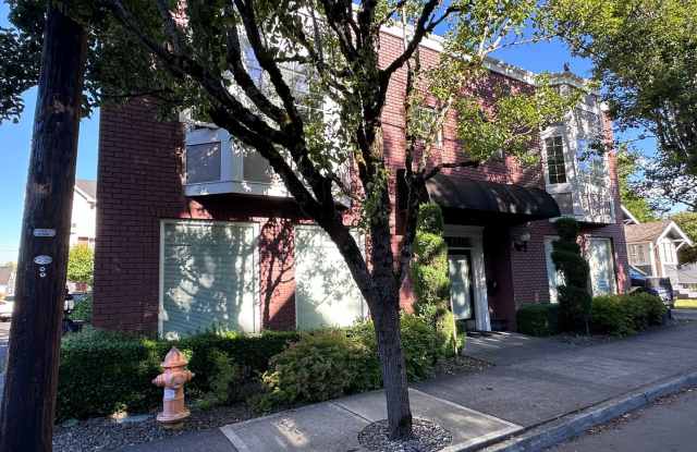 BRIGHT, CLEAN w/SECURED ENTRY! CONDO IN DOWNTOWN GRESHAM!