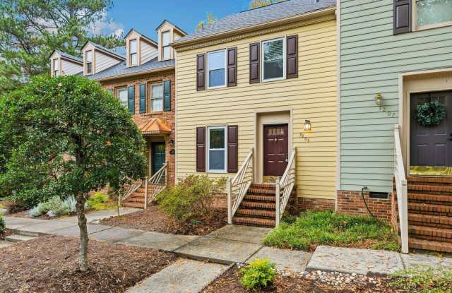 Charming 2 bed, 2.5 bath townhome with deck close to Duke.